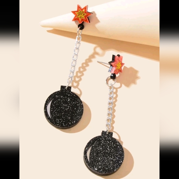๐5 for $25* Cartoon Bomb Earrings - Picture 1 of 3